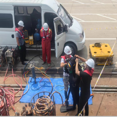 空化射流水下清洗機器人進行水下清洗施工現(xiàn)場